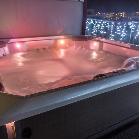 White Dream Penthouse With Jacuzzi Daire Braşov Dış mekan fotoğraf