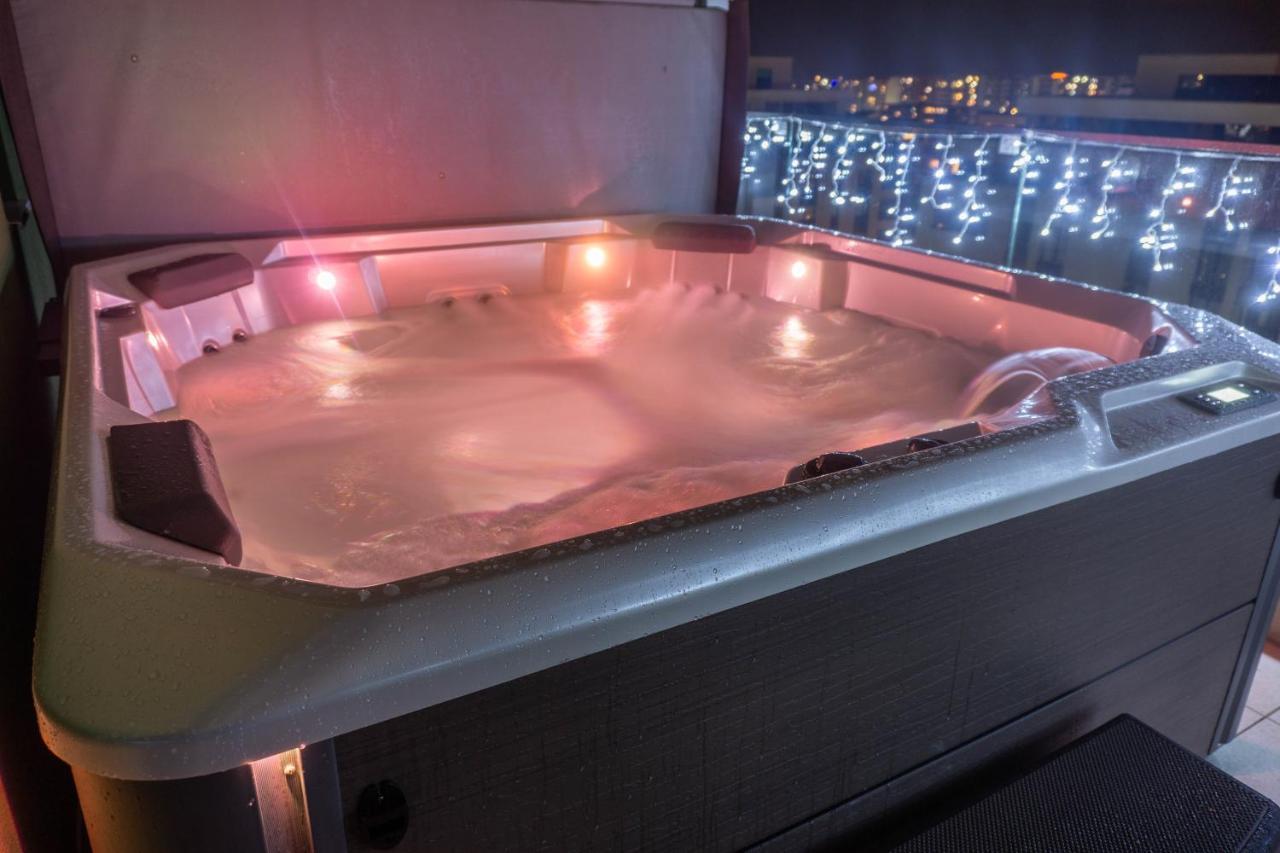 White Dream Penthouse With Jacuzzi Daire Braşov Dış mekan fotoğraf